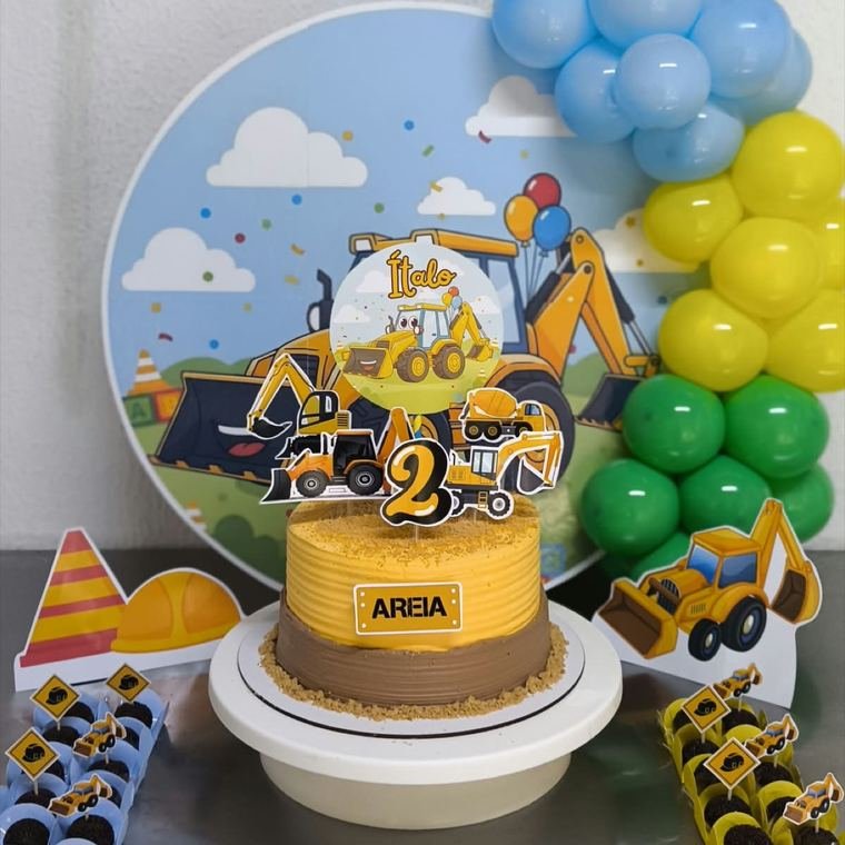 Mesa de festa no tema construção com painel, balões coloridos e bolo.