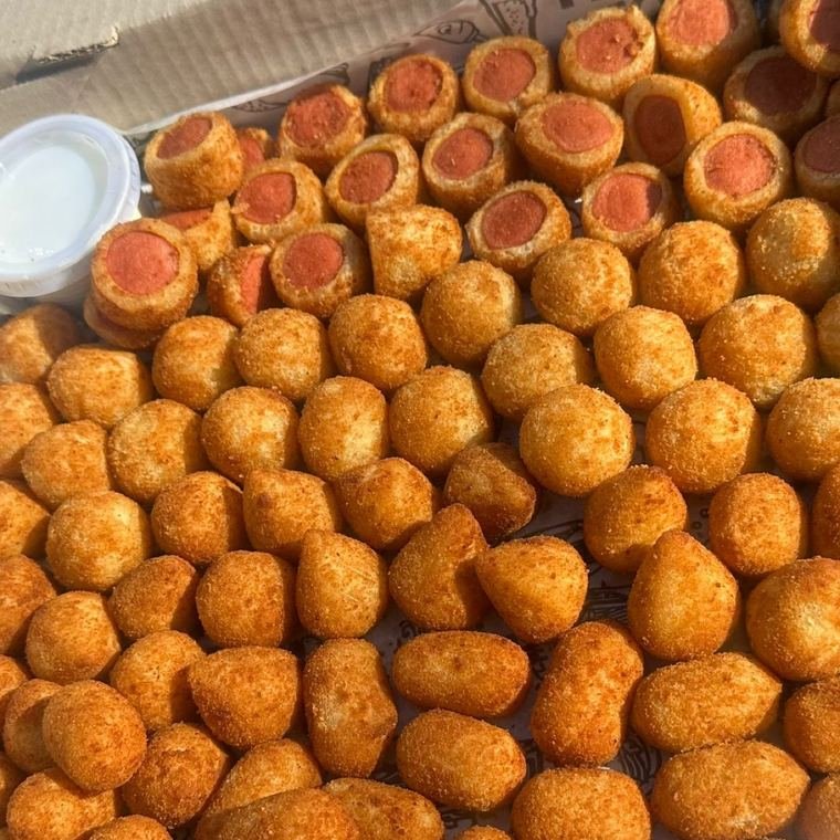 Salgadinhos fritos servidos em bandeja.